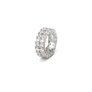 Gedetailleerde close-up van de dubbele rij ronde zirkonia steentjes op deze zilveren ring