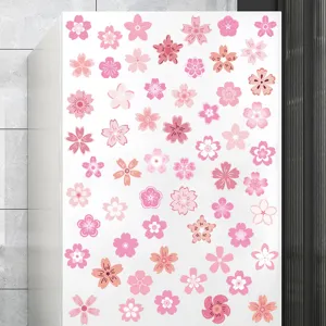 Dettaglio di adesivi UV a forma di fiori di ciliegio rosa per frigo e finestre