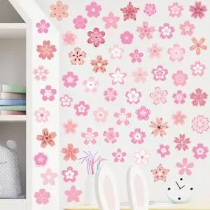 Collezione di vari adesivi murali con fiori di ciliegio rosa su una parete bianca