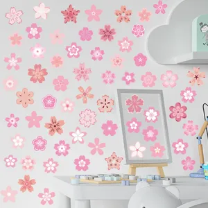 Vista dettagliata degli adesivi murali con fiori di ciliegio su parete e cornice.