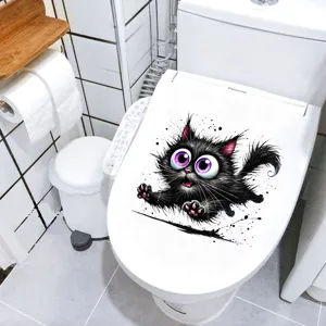 Detailansicht eines lustigen schwarzen Katzenaufklebers auf einem weißen Toilettendeckel.