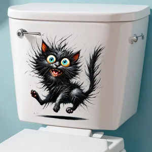 Lustiger struppiger schwarzer Katzenaufkleber mit großen blauen Augen auf einem Toilettentank