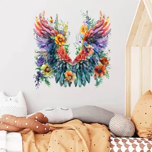 Vista dettagliata dell'adesivo murale con ali di piume colorate e motivi floreali