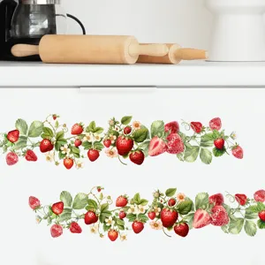 Gedetailleerde macro weergave van aardbeien muurstickers op een witte keukenkast.