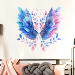 Adesivo murale artistico con ali di piume blu e rosa in una accogliente camera da letto moderna.