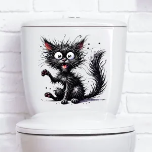 Lustiger, weitäugiger schwarzer Katzenaufkleber auf einem weißen Toilettenspülkasten