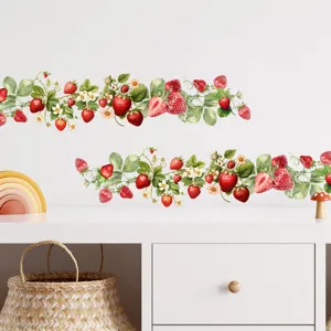 Gedetailleerd overzicht van aardbeien muurstickers op een witte binnenmuur in huis