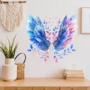 Elegante adesivo da parete ali di piume blu e rosa con motivi floreali su muro