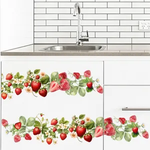 Gedetailleerde weergave van waterdichte aardbeien muurstickers op witte keukenkastjes