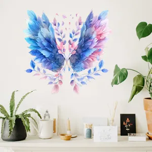 Decorazione adesiva da parete con ali di piume colorate sopra una mensola di casa