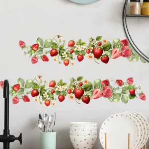 Gedetailleerde weergave van aquarel aardbeien muurstickers in een lichte keuken.