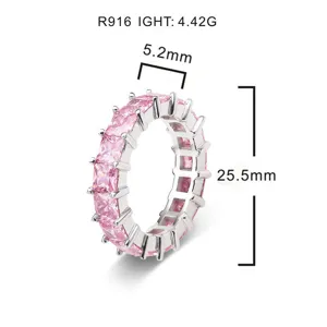 Detail mit 5,2 mm Breite und 25,5 mm Durchmesser eines rosa Zirkon-Ewigkeitsrings