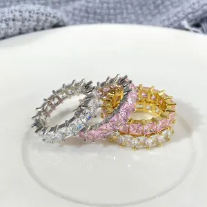 Detailaufnahme von quadratisch geschliffenen Zirkonia-Ewigkeitsringen in Silber und Gold.