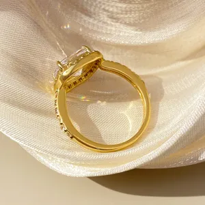 Gedetailleerd zijaanzicht van luxe gouden ring met vierkante zirkonia en micropavé