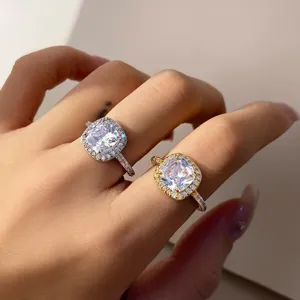 Luxe vierkante zirkonia ringen van dichtbij bekeken in zilveren en gouden kleuren