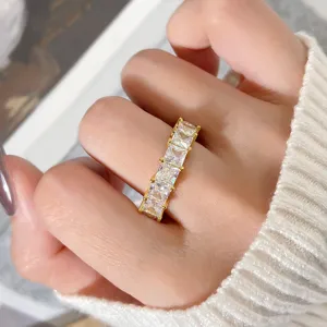 Nahaufnahme eines Vintage Hip-Hop Goldrings mit quadratisch geschliffenen Zirkonia-Steinen