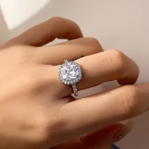 Detail van luxe zirkonia ring met kussenslijpsel, halo en glinsterende band.