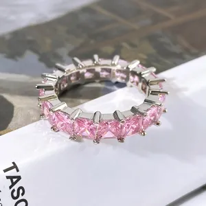 Detailansicht eines pinkfarbenen Zirkonia-Hiphop-Eternity-Rings mit Silberfassung