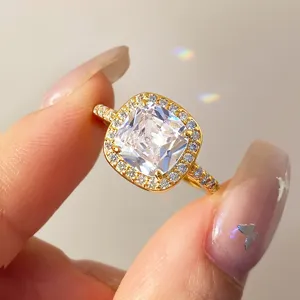 Close-up macro detail van een luxe goudkleurige ring met vierkante cubic zirconia en micro-pave