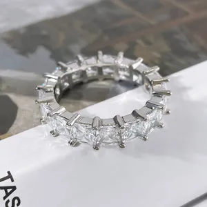 Nahaufnahme eines silbernen Hip-Hop-Rings mit quadratischen Zirkonia-Steinen
