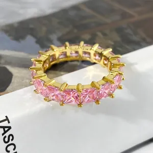 Detailansicht eines Hip-Hop-Eternity-Rings mit quadratischen rosa Zirkonias in Gold