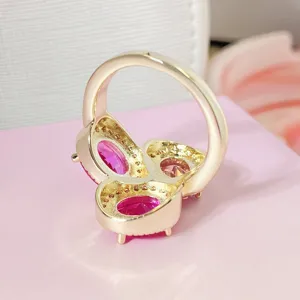Nahaufnahme der exquisiten vergoldeten Fassung mit leuchtend rosa ovalen Edelsteinen