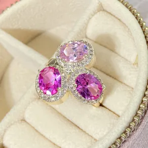 Detailansicht eines eleganten Rings mit drei rosafarbenen Edelsteinen im Ovalschliff in Gold.