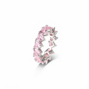 Detailweergave van een roze hartvormige zirkonia eeuwigheidsring met zilveren finish