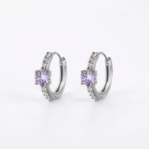 Elegante verzilverde oorringen met paarse zirkonia en heldere accentsteentjes