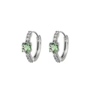 Minimalistische zilveren oorringen met een groene zirkoon en micro-pave accenten.