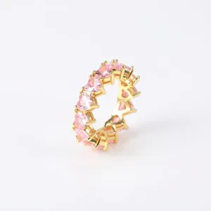Stijlvolle vergulde eternity-ring met hartvormige roze zirkonia-stenen in zijaanzicht