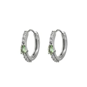 Elegante zilveren oorringen met glanzende zirkonia en een groene druppelvormige steen