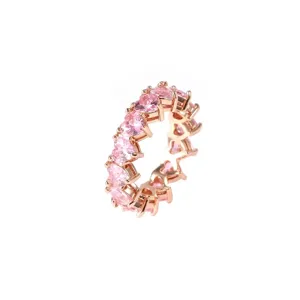 Roségoud vergulde hartvormige ring met roze zirkonia steentjes op witte achtergrond
