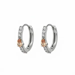 Elegante zilveren oorringen met peer-vormige oranje zirkoon en steentjes
