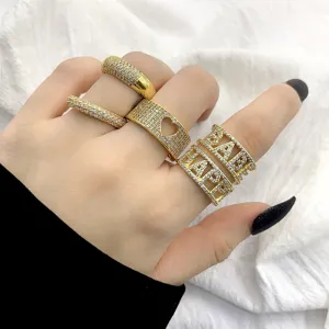 Detailansicht von vergoldeten Ringen mit Zirkonia und Herzmotiv