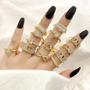 Detailansicht trendiger Goldringe mit Zirkonia, Herzformen und LOVE BABY-Schriftzug