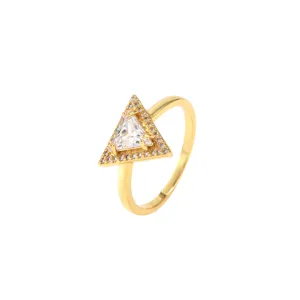 Eleganter vergoldeter geometrischer Dreiecksring mit funkelnden klaren Zirkonia-Steinen