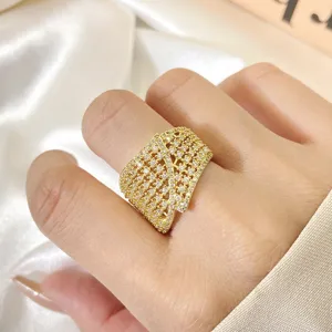 Luxuriöser geometrischer Breitbandring mit Goldbeschichtung und Zirkonia-Besatz