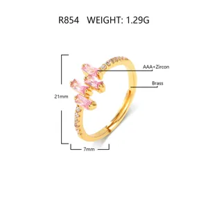 Detailansicht eines vergoldeten Messingrings mit rosa AAA Zirkon und Maßen