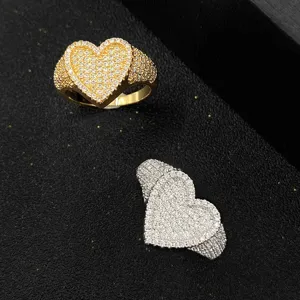 Detailansicht herzförmiger Ringe in Gold und Silber mit Mikro-Pavé-Zirkonia Steinen