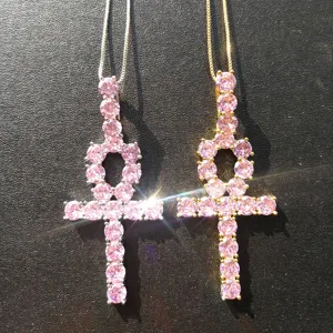 Dettaglio di ciondoli a croce Ankh in zirconia rosa 5mm in placcatura oro e argento