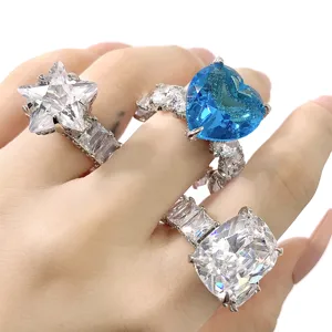 Detailopname van hiphop-ringen met zirkonia hart en ster in een glanzende witgouden finish