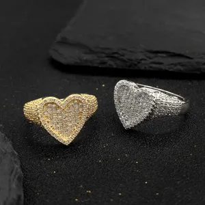 Nahaufnahme von luxuriösen Herzringen in Gold und Silber mit funkelnden CZ-Steinen