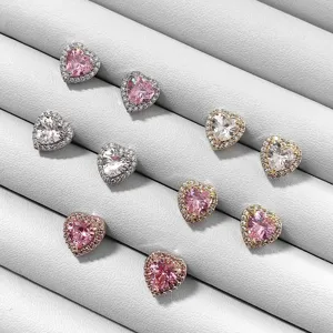 Detaillierte Makroansicht von herzförmigen Zirkonia-Ohrsteckern in Rosa und Weiß