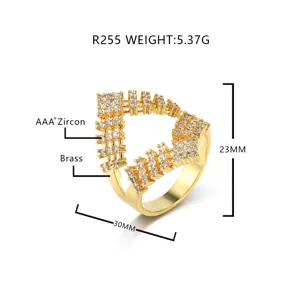 Detailweergave van gouden geometrische koperen ring met AAA+ zirkonia en het gewicht