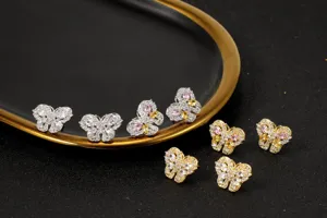 Exquisite Details funkelnder Zirkonia Schmetterling Ohrstecker in Gold und Silberoptik.