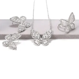 Detaillierte Ansicht des Schmucksets mit Zirkonia Schmetterlingsflügeln Kette Ring und Ohrringe