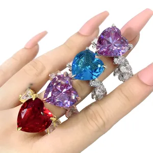 Prachtige set kleurrijke hartvormige zirkoonringen in levendige tinten rood, blauw en paars.