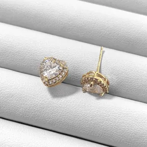 Detailaufnahme von 18k vergoldeten Herz-Ohrsteckern mit funkelnden Zirkonia-Steinen