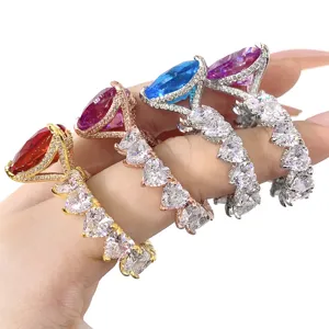 Luxe hiphop ringen met kleurrijke zirkoon en hartvormige stenen in goudlaag.